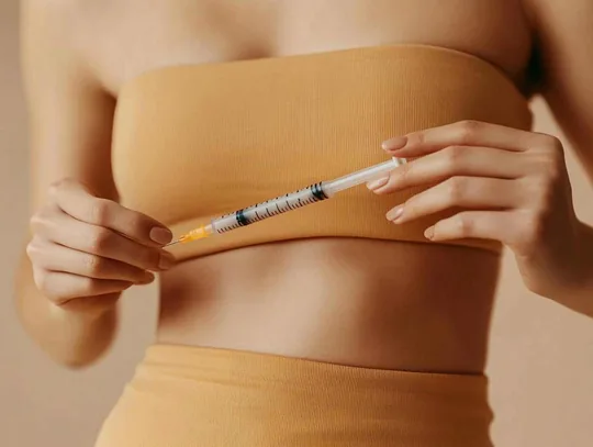Patient holding a GLP-1 injection pen